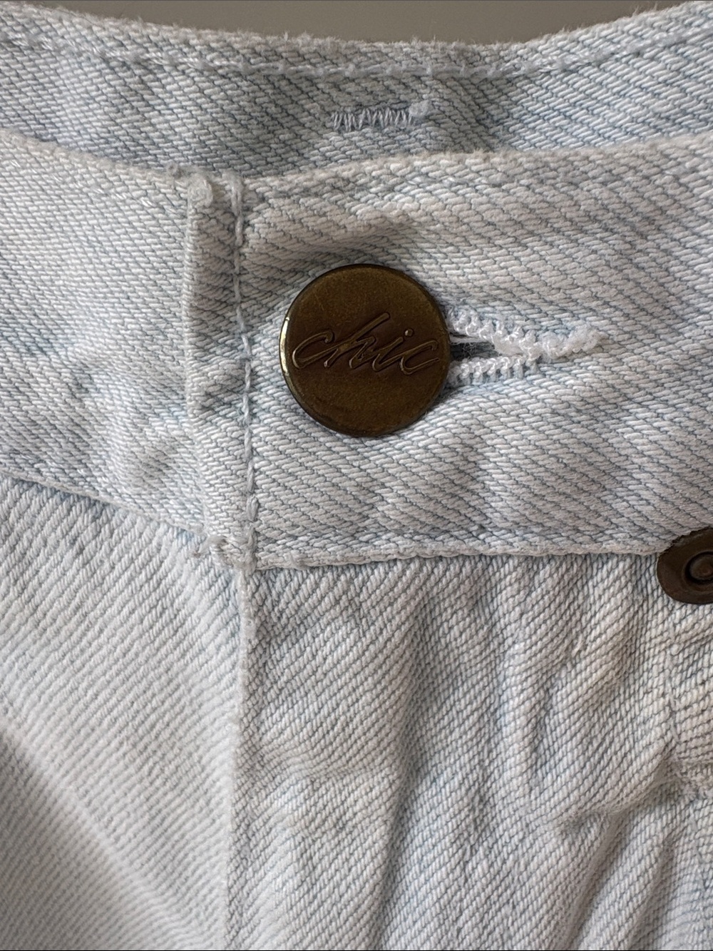 Chic Vintage Light-Wash High-Waisted Denim Mom Shorts - Picture 4 of 8